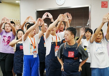 社交融合 | 月圆心相连，这场中秋活动暖意融融